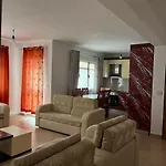 Spacious Apartment-balcony-close Bus Station-self Checkin 24hr-30 Min Airport 公寓 *